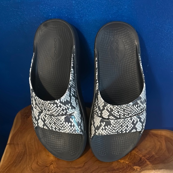 Women’s Oofos Limited Edition Black Snake Slip On Orthopedic Recovery Sandals - Picture 1 of 7